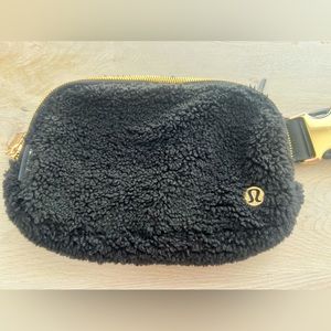 LULULEMON Everywhere Fleece Belt Bag - Black